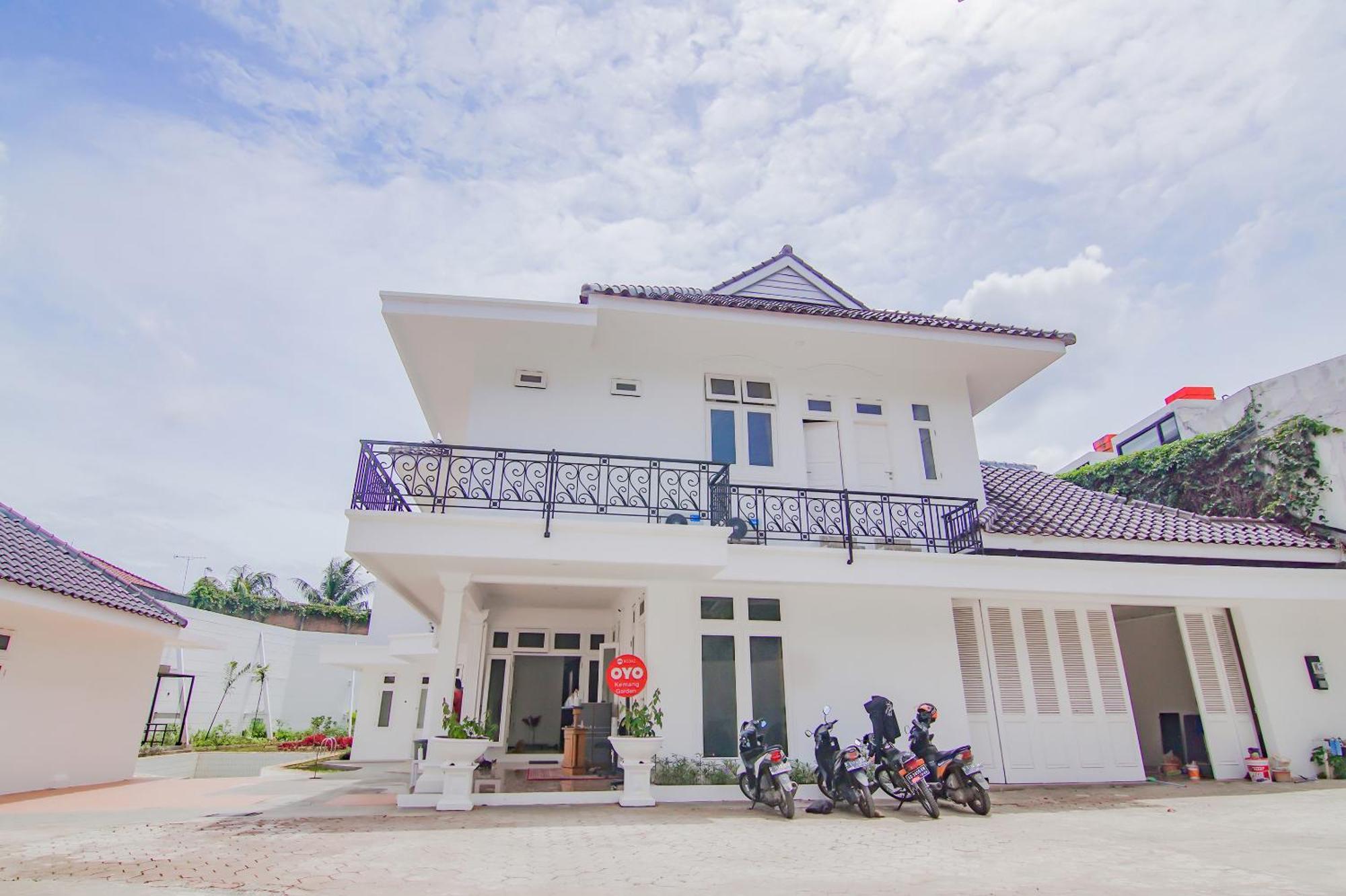 Hotel Super Oyo Capital O 90342 Kemang Garden Yakarta Exterior foto