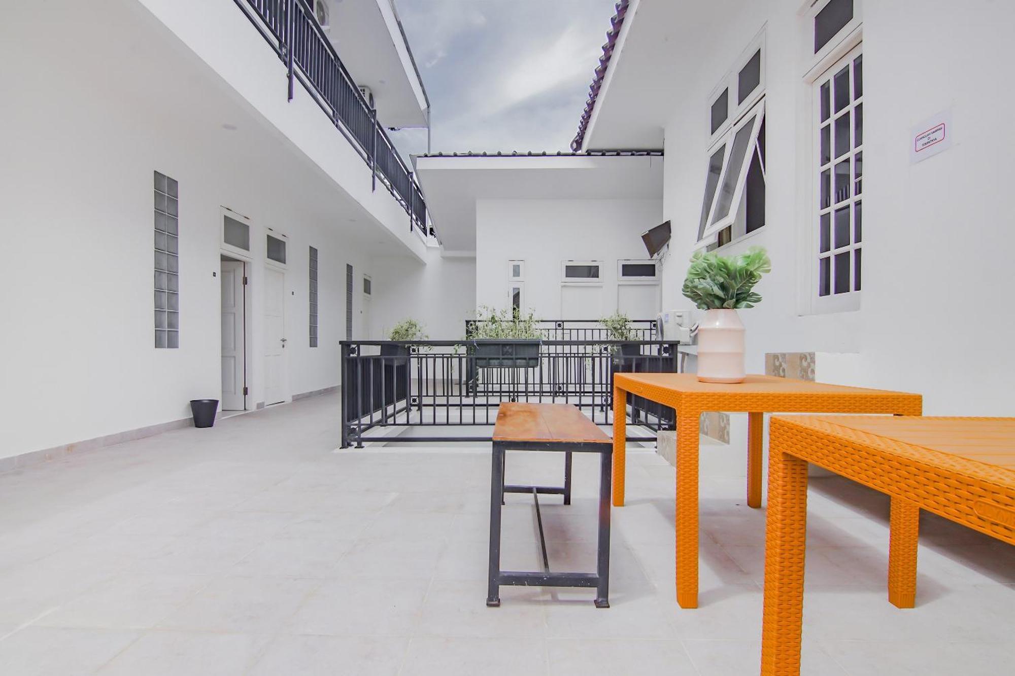 Hotel Super Oyo Capital O 90342 Kemang Garden Yakarta Exterior foto